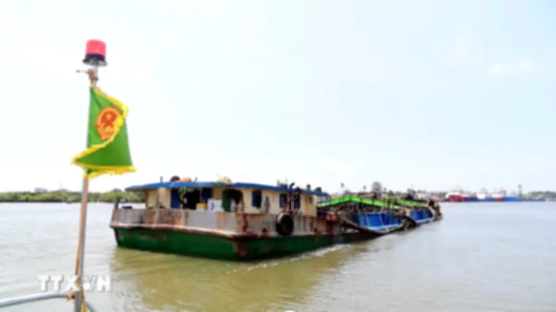 Phát hiện tàu chở cát nhiễm mặn không rõ nguồn gốc tại cảng biển