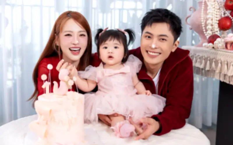 Puka và Gin Tuấn Kiệt chính thức khoe ái nữ đầu lòng trong sinh nhật 1 tuổi