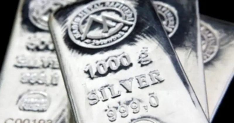 Quỹ Bạc Lớn Nhất Thế Giới Tiếp Tục Bán Ròng, Giá Bạc Hồi Phục Sau Cú Sốc