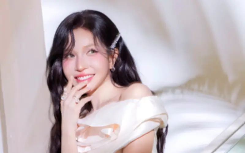 Quỷ Nhập Tràng 2 Thống Lĩnh Phòng Vé, Khả Như Tỏa Sáng Với Nhan Sắc Quyến Rũ