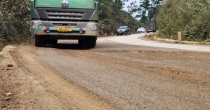 Quốc lộ 15 Hà Tĩnh xuống cấp nghiêm trọng, người dân lo lắng trước những 'cái bẫy' ổ voi