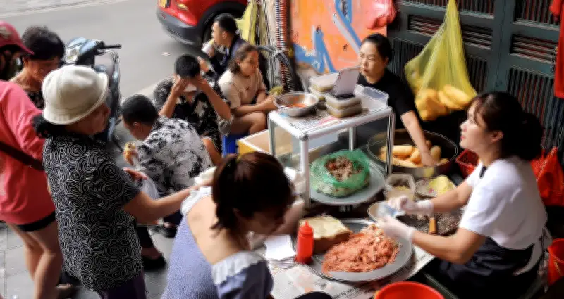 Quán bánh mì 47 năm bảo tồn hương vị truyền thống tại phố cổ Hà Nội