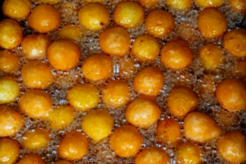 Quán bánh rán tí hon tại Hà Nội: 3.000 chiếc mỗi ngày vẫn cháy hàng