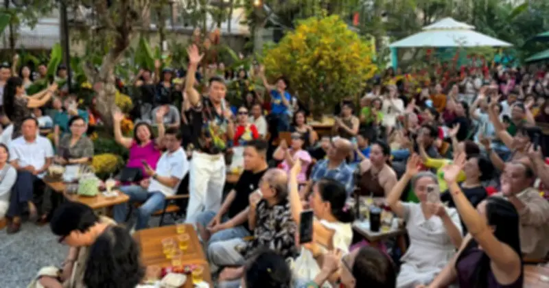 Quán cà phê Đàm Vĩnh Hưng mở lại, khách đông nghẹt sau 5 ngày tạm đóng cửa