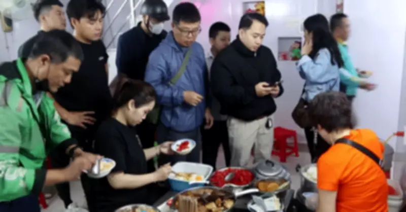 Quán xôi nằm trong ngõ nhỏ Hà Nội, khách nườm nượp bán hơn 2 tiếng hết veo