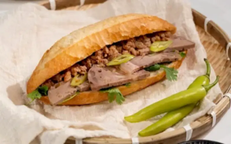 Quảng Ngãi: 19 người nhập viện nghi ngộ độc thực phẩm sau khi ăn bánh mì