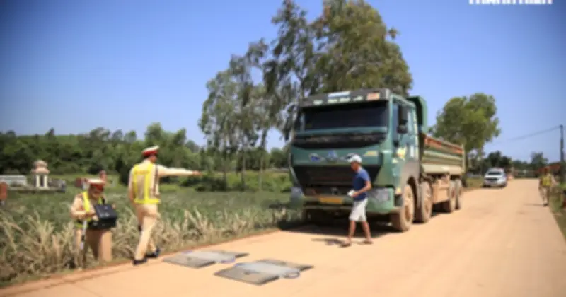 Quảng Ngãi: CSGT tăng cường kiểm soát xe tải chở đất gây ô nhiễm trên tuyến ĐT 627B