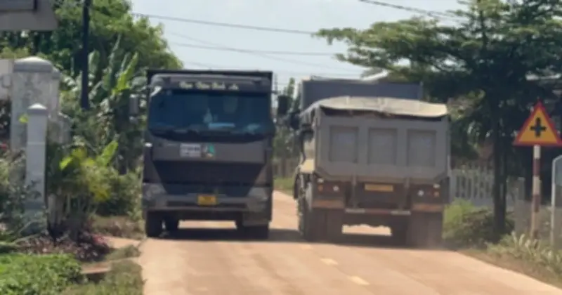 Quảng Ngãi: Dân Mỏ Cày bức xúc vì xe tải chở đất gây ô nhiễm, mất an toàn giao thông