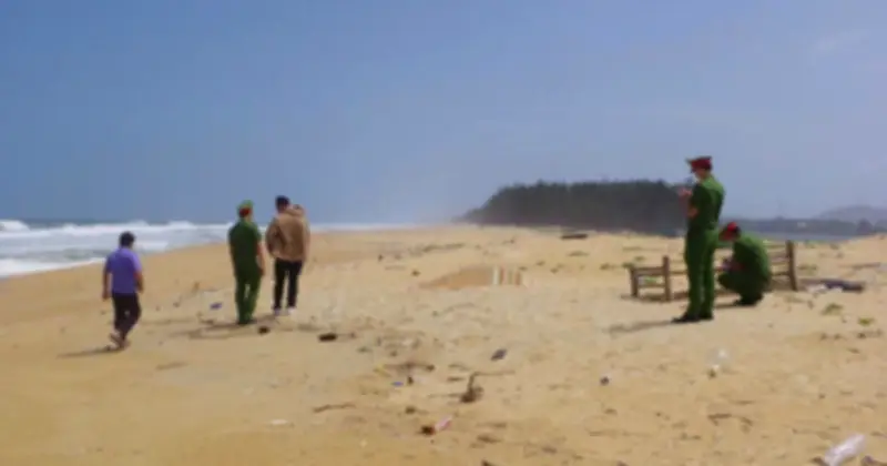 Quảng Ngãi: Phát hiện hai thi thể nam giới trôi dạt vào bờ biển trong tình trạng phân hủy