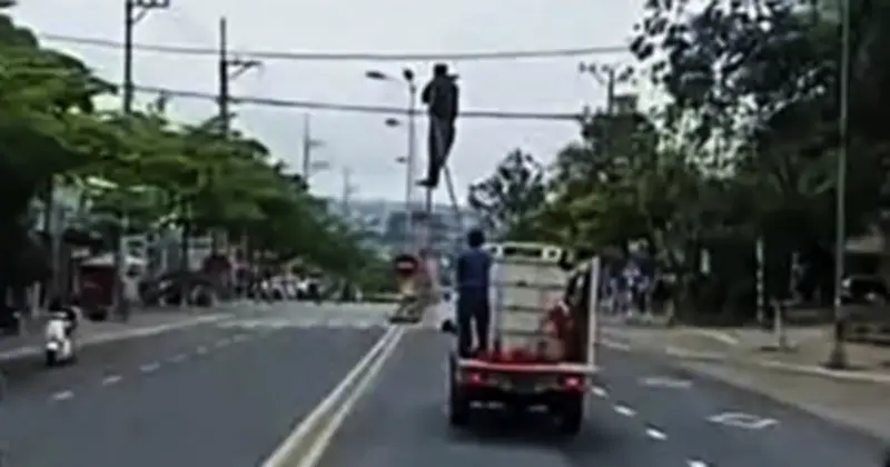 Quảng Ngãi: Xử phạt tài xế xe tải chở người đu trên trụ sắt nguy hiểm