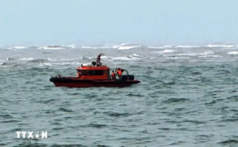 Quảng Trị: Nỗ lực tìm kiếm ngư dân mất tích sau khi thuyền bị sóng đánh chìm