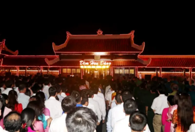 Quảng Trị Thả Hoa Đăng Tri Ân Liệt Sĩ Trên Dòng Sông Thạch Hãn Lịch Sử