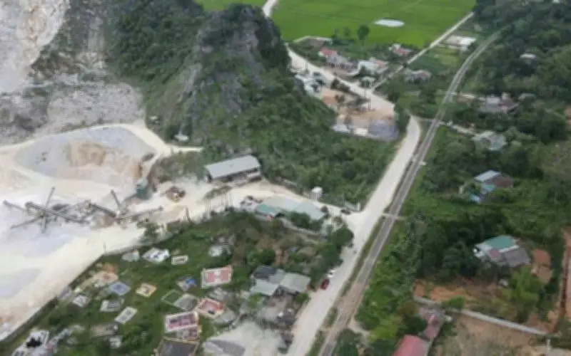 Quảng Trị tạm dừng nổ mìn khai thác đá sau sự cố đá bay vào nhà dân