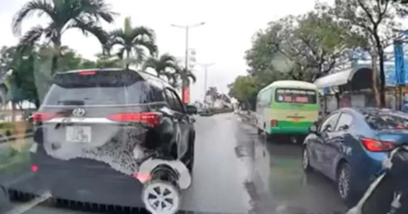 Quảng Trị: Xe ô tô di chuyển lạ, cảnh sát giao thông vào cuộc điều tra