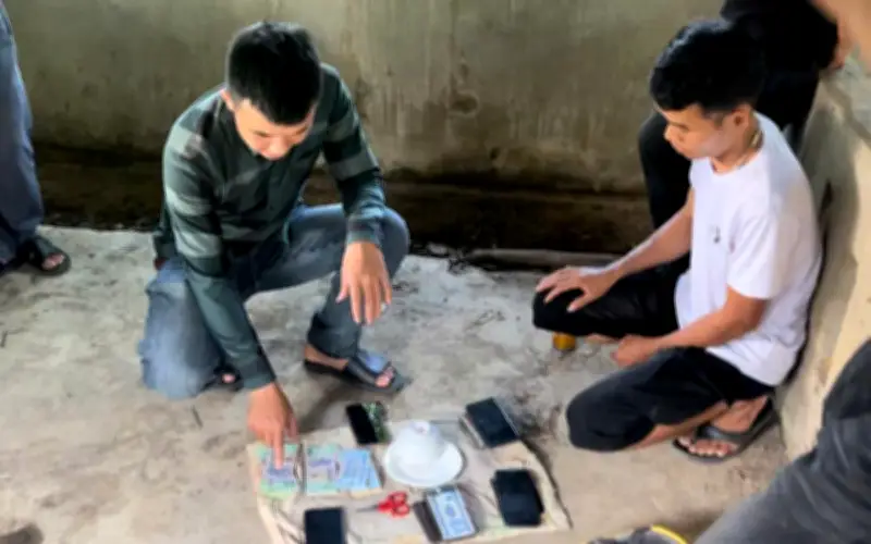 Rủ nhau lên nhà hoang trên núi đánh bạc, 12 đối tượng bị bắt giữ