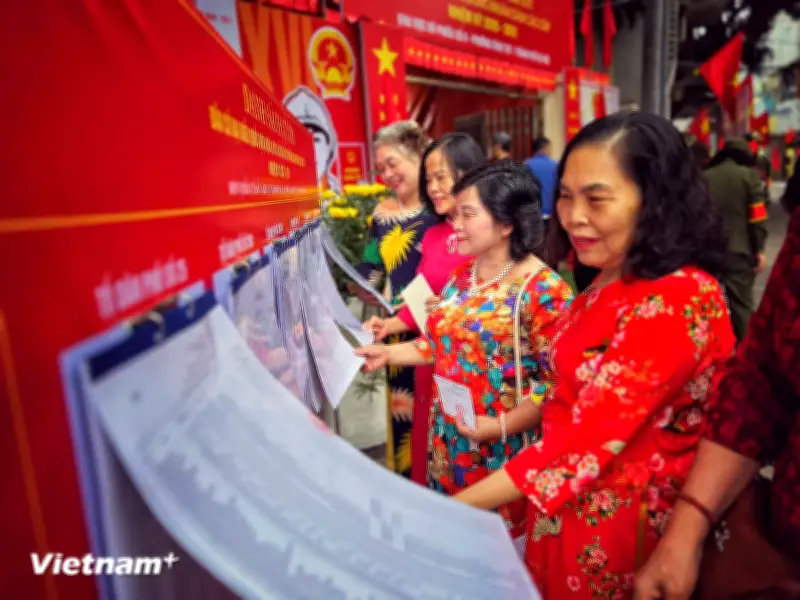 Rực rỡ sắc màu cử tri thủ đô đi bỏ phiếu trong Ngày hội non sông