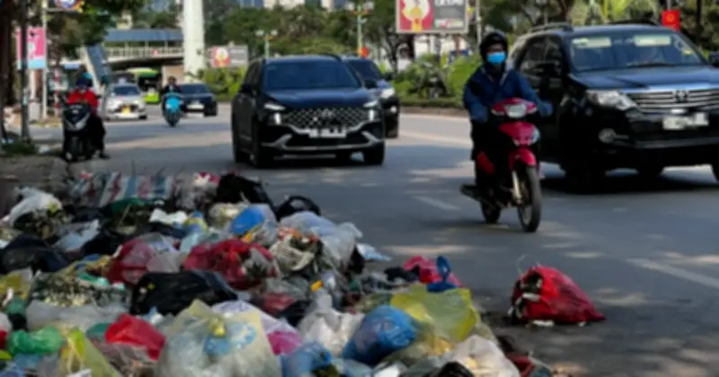 Rác Thải Chất Đống Tràn Lan Trên Đường Tố Hữu - Nguyễn Thanh Bình, Hà Nội