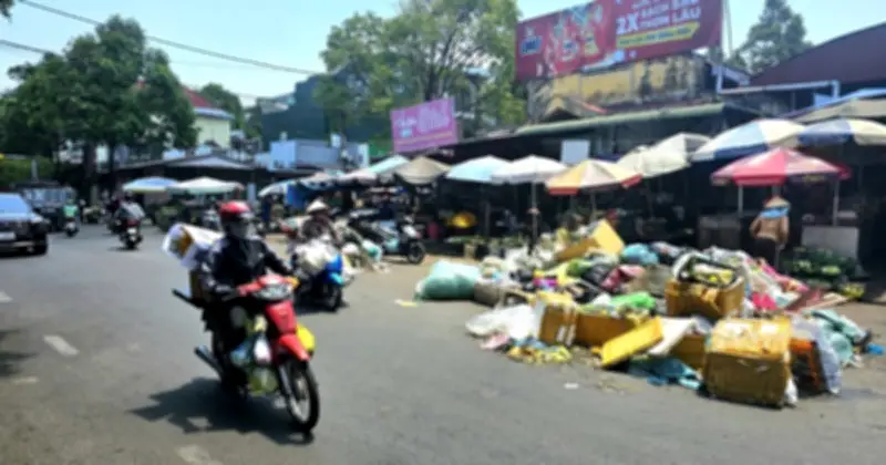 Rác thải ùn ứ 3 ngày tại chợ Thành Công, Buôn Ma Thuột gây ô nhiễm và mất ATGT