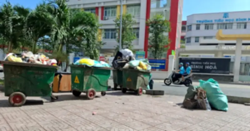 Rác thải ùn ứ trước cổng trường tiểu học Bình Hòa gây ô nhiễm nghiêm trọng
