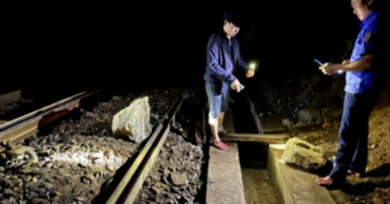 Đá rơi liên tiếp trên đèo Hải Vân, đường sắt tạm dừng chạy tàu