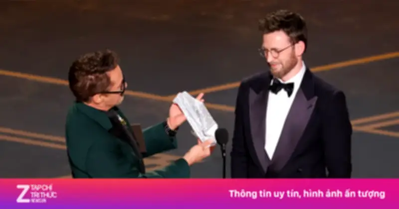 Robert Downey Jr. gây sốc khi tặng quần lót lấp lánh cho Chris Evans tại Oscar 98