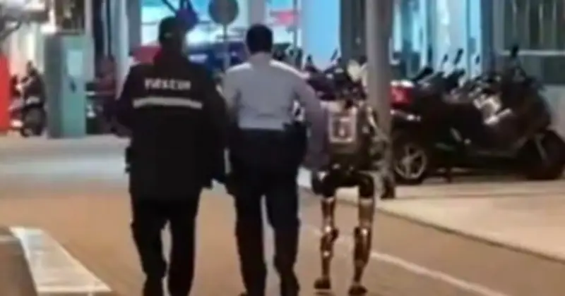 Robot hình người bị cảnh sát dẫn đi sau khi làm giật mình phụ nữ lớn tuổi ở Ma Cao