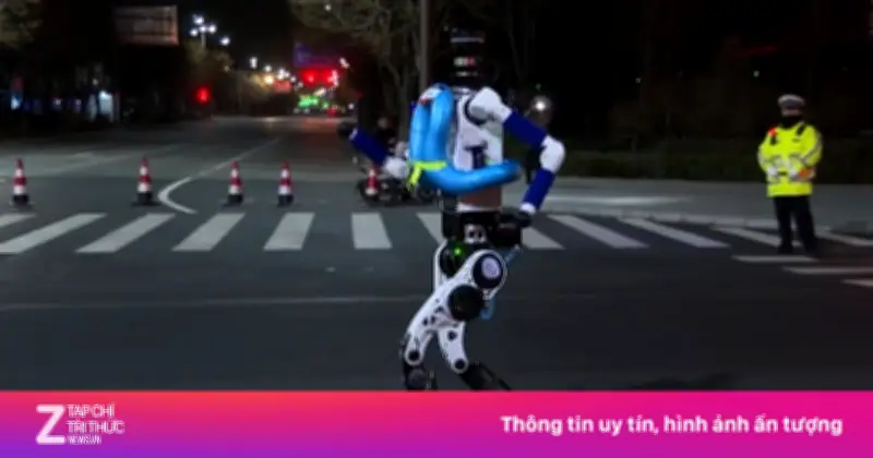 Robot Hình Người Tập Chạy Giữa Đêm Ở Bắc Kinh Cho Giải Marathon Sắp Tới