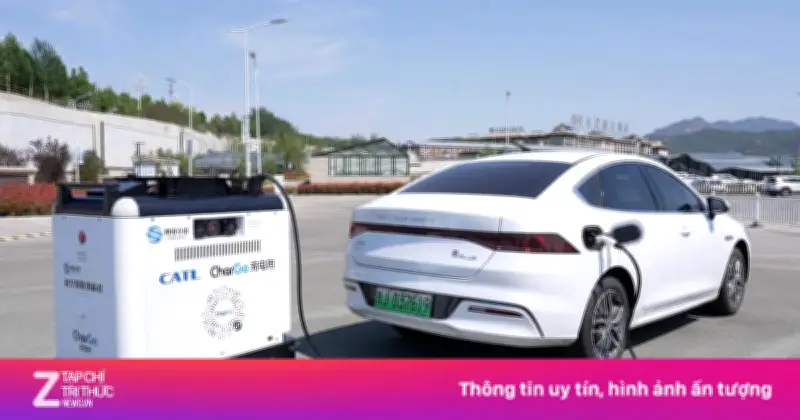 Robot 'Ngân Hàng Năng Lượng Di Động' Sạc Điện Tận Nơi Cho Xe Điện Tại Trung Quốc