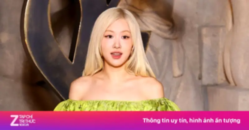Rosé (BLACKPINK) gây tranh cãi với váy mini trễ vai tại Tuần lễ thời trang Paris