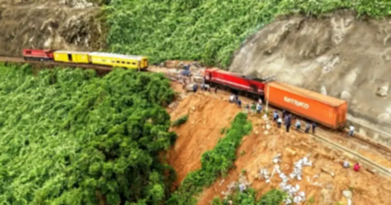 Sự cố đá rơi tại đèo Hải Vân làm gián đoạn giao thông đường sắt Bắc - Nam