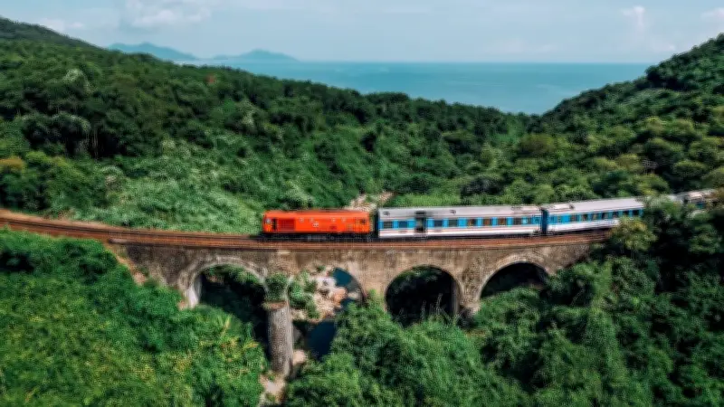 Sự cố trật bánh tàu hàng AH1 tại Hải Vân, hành khách được trung chuyển bằng ô-tô