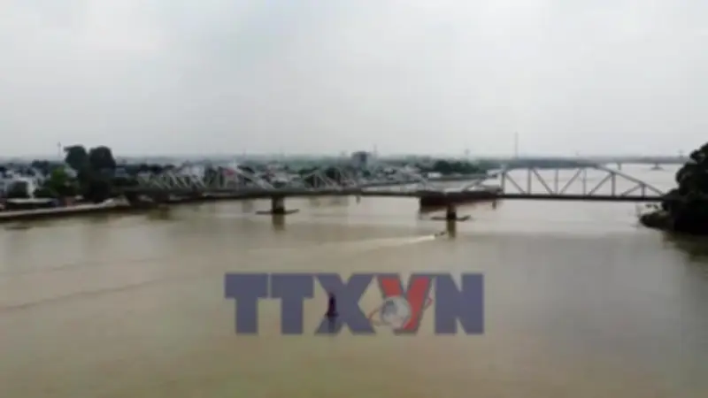 Sà lan đâm cầu Ghềnh gây tê liệt đường sắt Bắc Nam, giao thông hỗn loạn