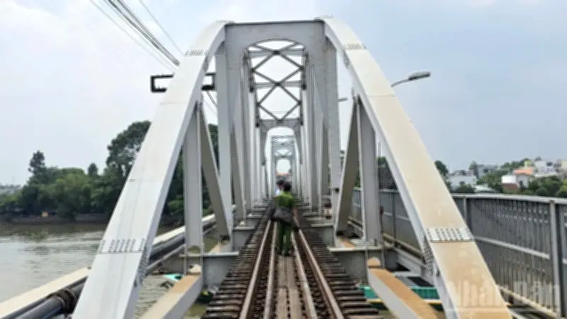 Sà Lan Đâm Cầu Ghềnh: Đường Sắt Bắc-Nam Tạm Ngưng, Hành Khách Phải Trung Chuyển