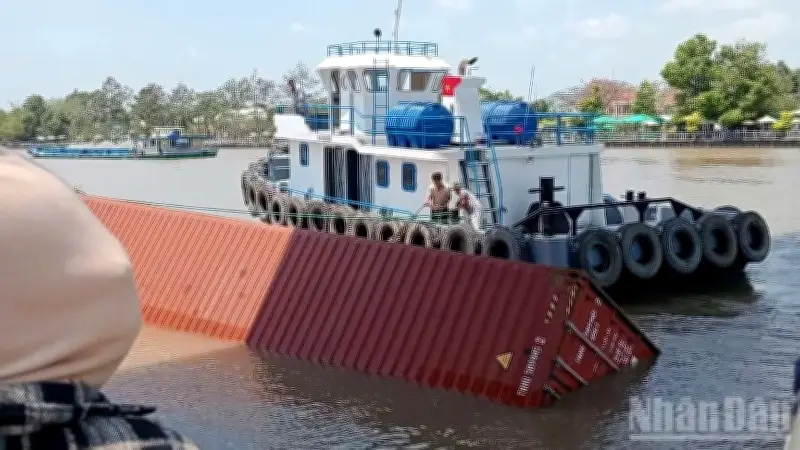Sà Lan Đâm Vào Cầu Dây Chợ Gạo, Làm Rơi Container Xuống Kênh
