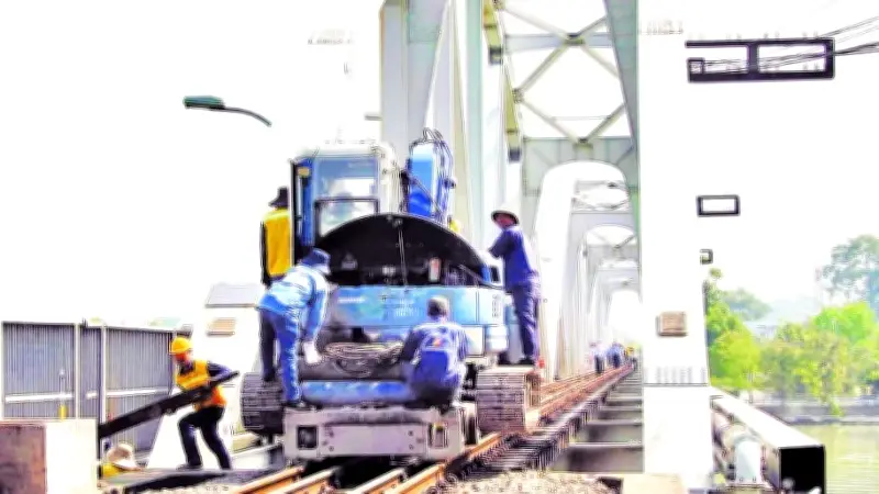 Sà-lan tông sập cầu Ghềnh: Thiệt hại 140 tỷ đồng, đường sắt bắc-nam tạm thông