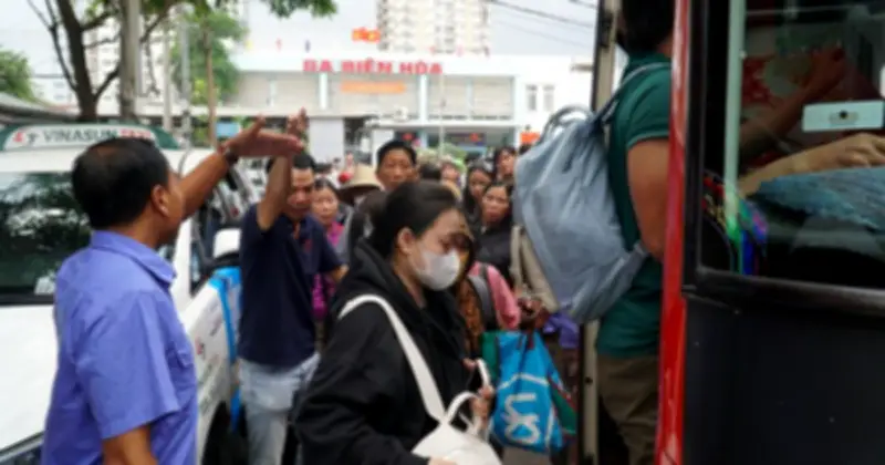 Sà Lan Va Chạm Cầu Ghềnh, Hàng Ngàn Hành Khách Phải Trung Chuyển Bằng Xe Khách