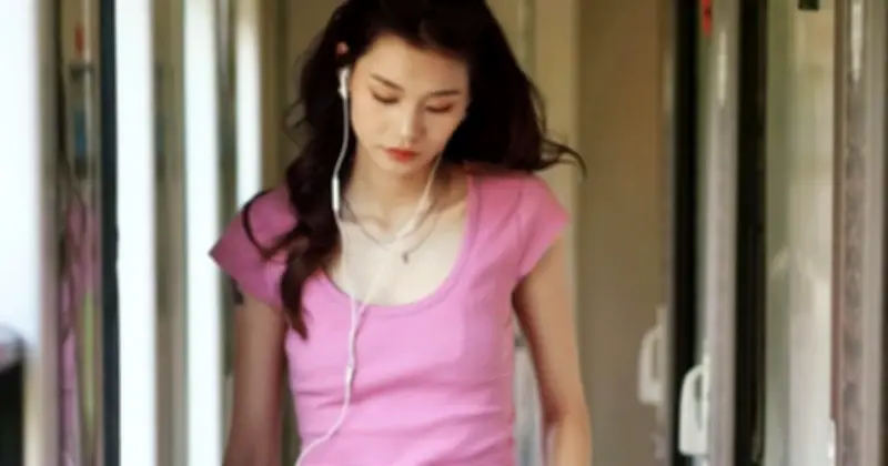Sơ Mi Trắng, Áo Thun, Crop Top: Bộ Ba Hoàn Hảo Phối Cùng Quần Jeans Xanh Mùa Này