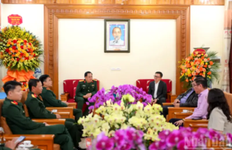 Sư đoàn 325 và Báo Nhân Dân kỷ niệm 75 năm, tăng cường hợp tác thông tin