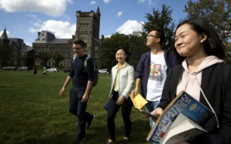 Số Sinh Viên Quốc Tế Mới Đến Canada Giảm 61% Do Siết Hạn Mức Du Học