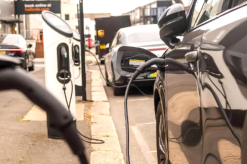 Sai lầm phổ biến của người dùng xe hybrid: Sạc ngoài không đúng cách