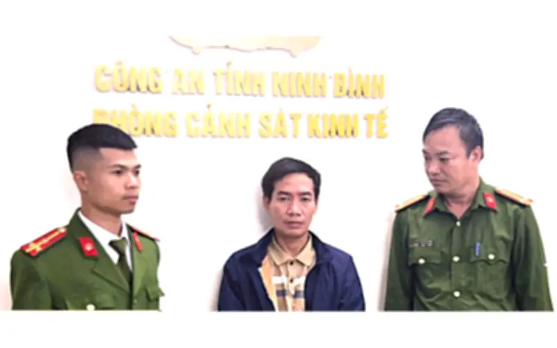 Sau Nhiều Năm Lẩn Trốn, Đối Tượng Ở Ninh Bình Ra Đầu Thú Vì Áp Lực Tâm Lý