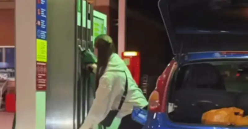 Sốc: Nữ tài xế dùng túi nilon đựng xăng, cất trong cốp xe để tích trữ