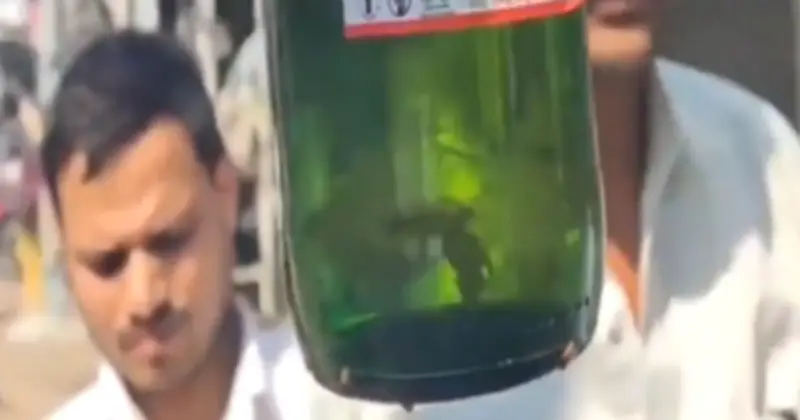 Sốc nặng khi mở bia, phát hiện vật thể lạ bên trong lon nước