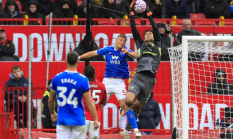 Senne Lammens: Thủ thành 'mọt sách' của Man Utd thích thú với hỗn loạn trong bóng cố định