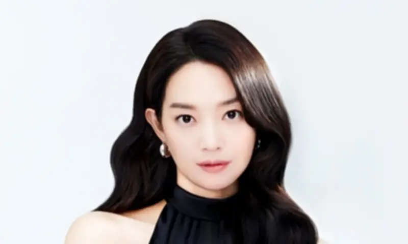 Shin Min Ah Tỏa Sáng Với Phong Cách Thanh Lịch Và Gợi Cảm Trên Sàn Diễn Thời Trang