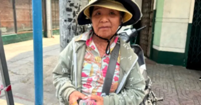 Sài Gòn: Những phận đời bán vé số dạo giữa nắng nóng và rủi ro