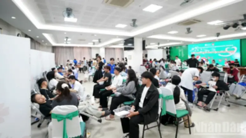 Sinh viên, giảng viên và công an đồng loạt hiến máu tại ngày hội ý nghĩa