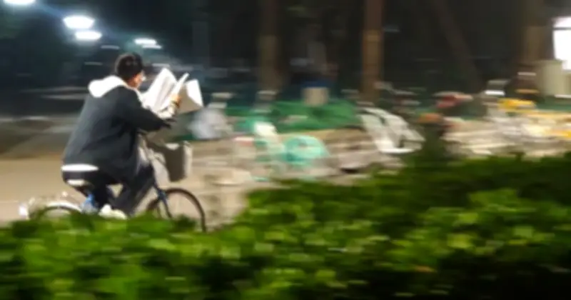 Sinh viên Đại học Thanh Hoa đạp xe giữa đêm để ôn bài: Nỗ lực hay áp lực?