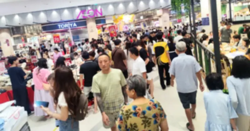 Sinh viên, người thu nhập thấp TP.HCM đổ xô 'trốn nóng' tại trung tâm thương mại, quán cà phê