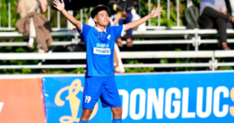 Sinh viên Nha Trang Phước 'Neymar' tỏa sáng với cú đúp và tình yêu bóng đá